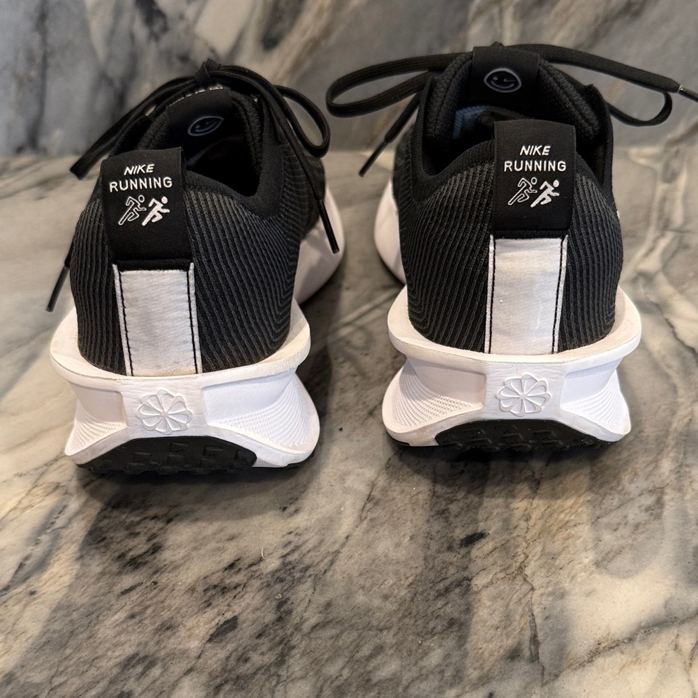 Men’s Nike Black and White Running Shoes 10.5 - Picture 6 of 7